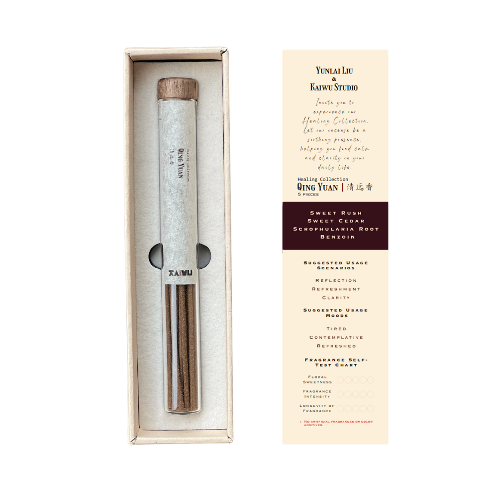 Premium Qing Yuan incense set featuring: (Left) Glass jar with 24 natural incense sticks, sealed with an aromatic walnut wood lid to preserve freshness and prevent moisture, cushioned by soft interior lining for protection. (Right) Included informational card detailing craftsmanship notes with space to record personal usage experiences - showcasing traditional Chinese incense presented in sustainable luxury packaging.