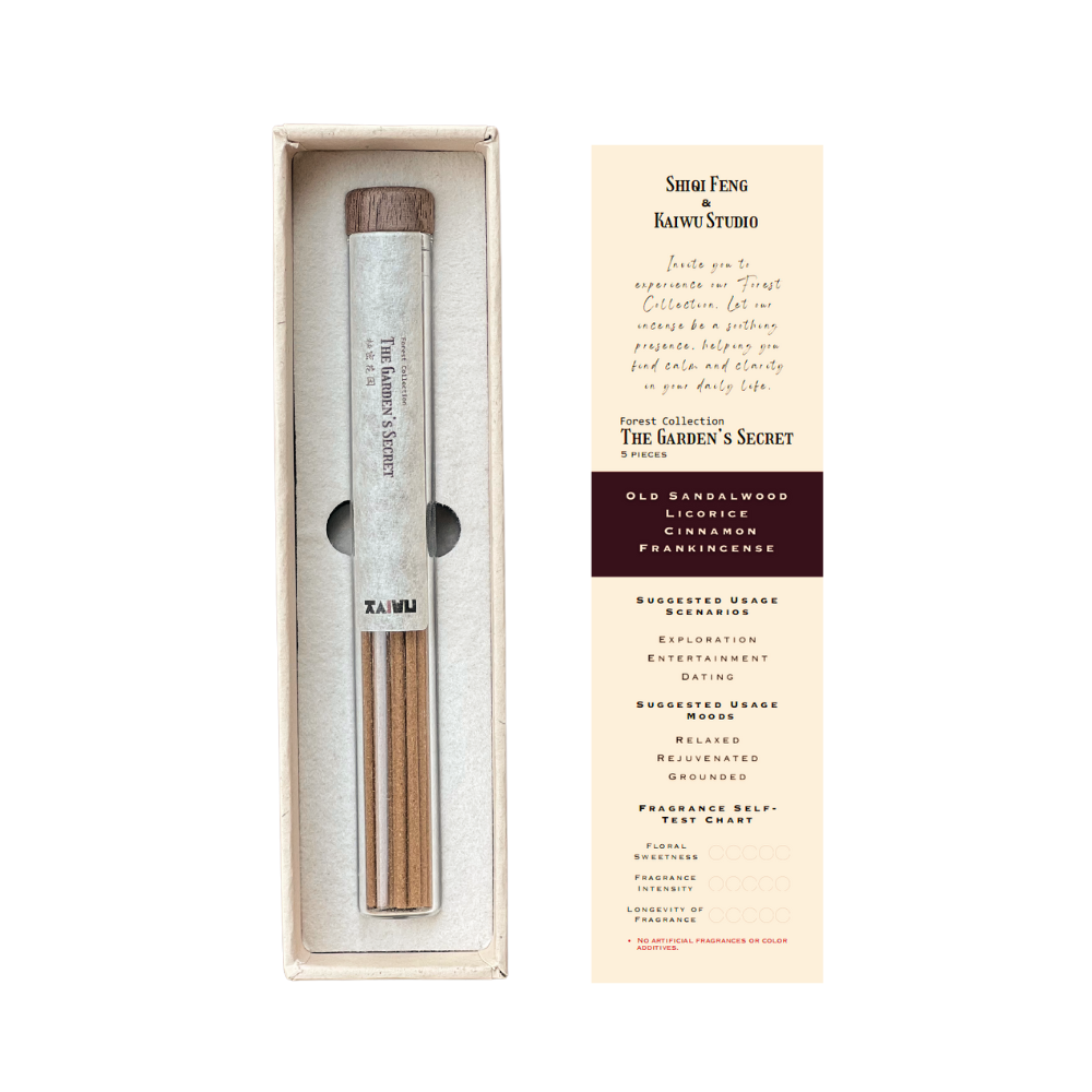 Premium The Garden‘s Secret Incense set featuring: (Left) Glass jar with 24 natural incense sticks, sealed with an aromatic walnut wood lid to preserve freshness and prevent moisture, cushioned by soft interior lining for protection. (Right) Included informational card detailing craftsmanship notes with space to record personal usage experiences - showcasing traditional Chinese incense presented in sustainable luxury packaging.
